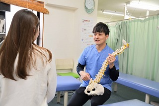 胸や脇腹がズキッと痛む…それ、肋間神経痛かもしれません